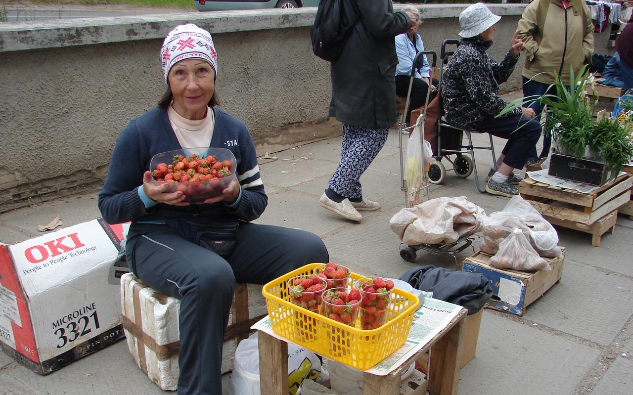 "Муж выращивает, я везу на рынок»: продавец клубники об особенностях ягодного сезона