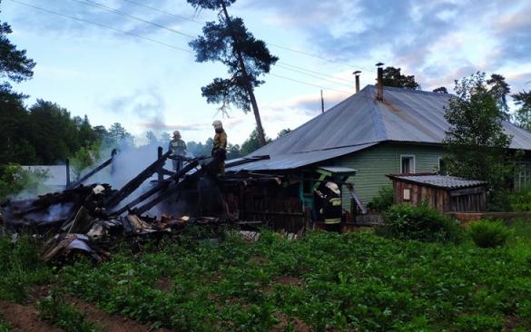 Чепецкие пожарные спасли от огня жилой дом в Каринторфе