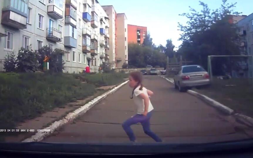 Видео: в Кирово-Чепецке дети бросаются под колеса автомобиля