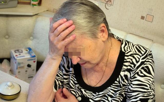 В Чепецком районе злоумышленник, воспользовавшись добротой пенсионерки, обокрал ее