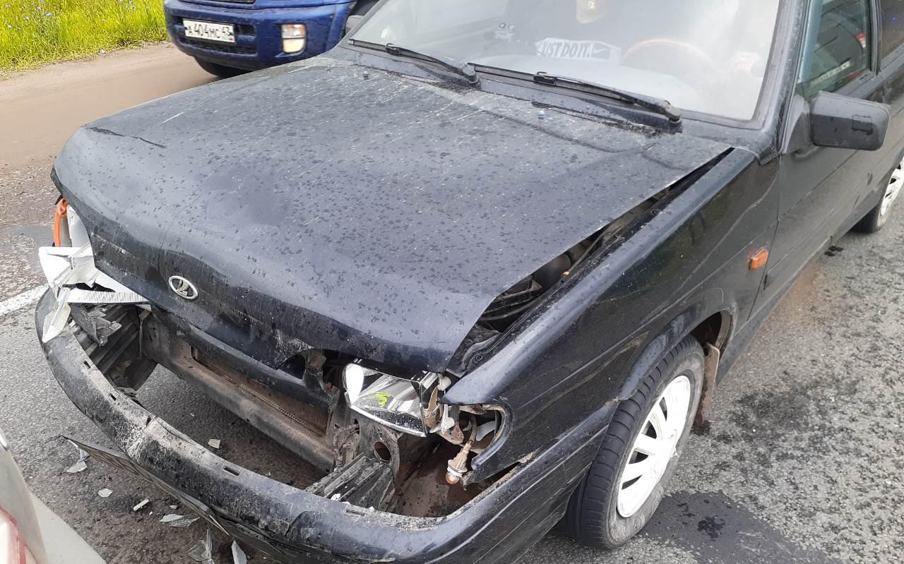 В Кирово-Чепецком районе перед зеброй столкнулись ВАЗ и Honda CR-V