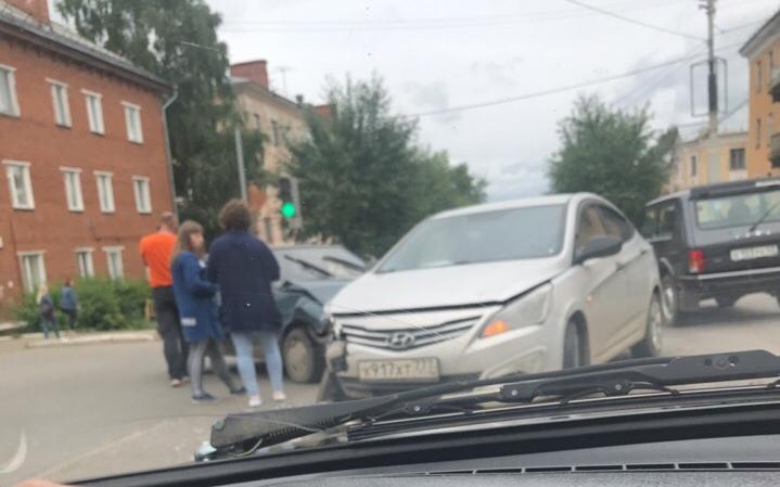 «Удар был мощный»: очевидцы об аварии между Hyundai и ВАЗом в Чепецке