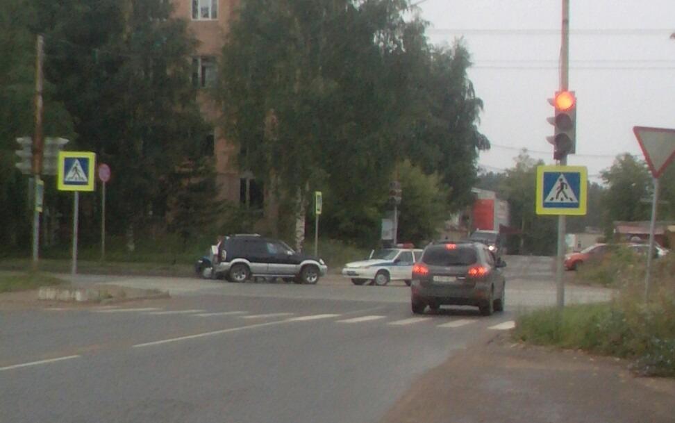 В Чепецке на «проклятом перекрестке» на глазах сотрудников ДПС произошла авария