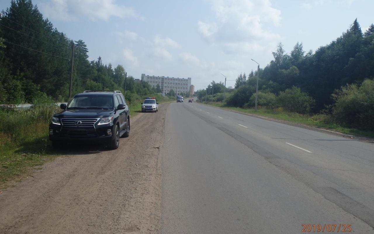 В Чепецком районе камень, отлетевший от авто, разбил стекло Lexus