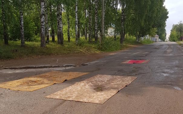 Фото дня: в Кирово-Чепецке водители закрыли ямы на дороге коврами