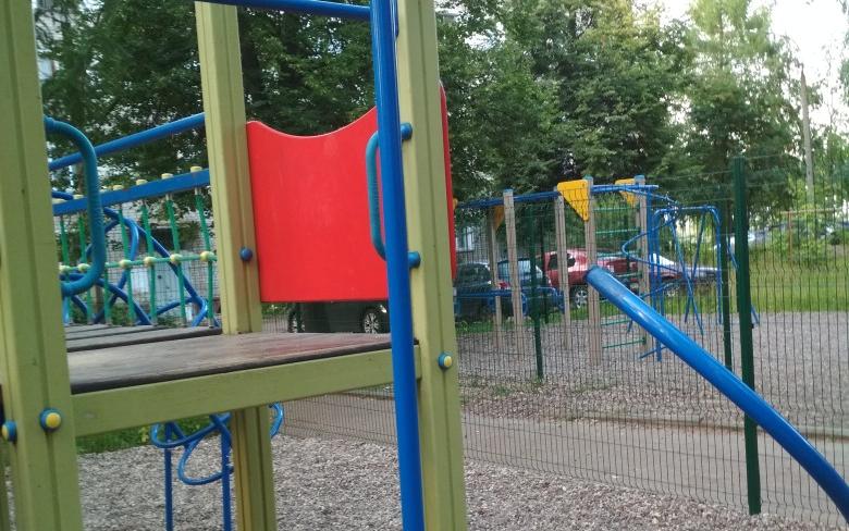 Поломка на детской площадке и автохам: жалобы в Чепецке