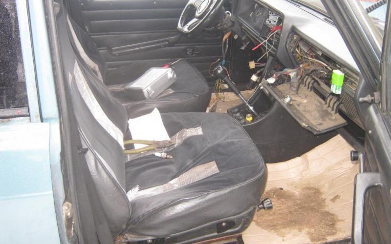 В Кирово-Чепецке неизвестные украли из машины деньги и строительный инструмент