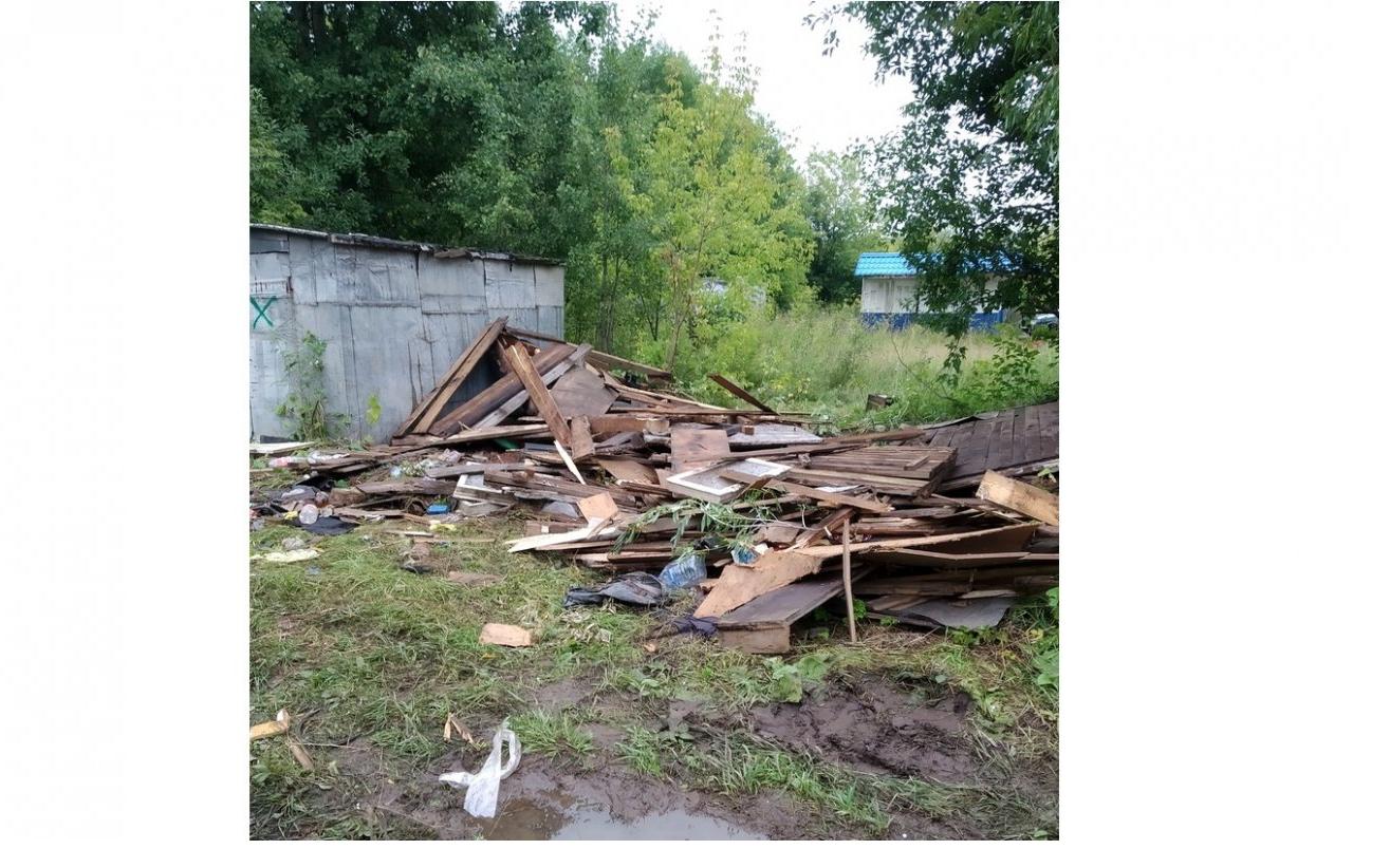 «Гаражи снесли, а кто будет убирать эту красоту?»: чепчане о строительном мусоре на Братьев Васнецовых