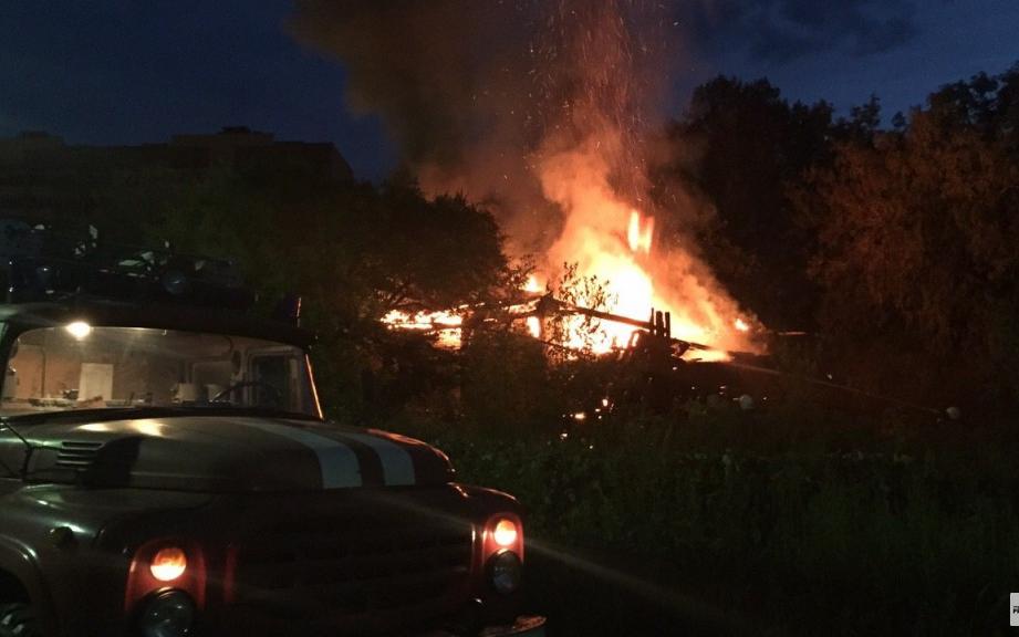 В Кирово-Чепецком районе в пожаре погибли кролики: полностью сгорел трехквартирный дом