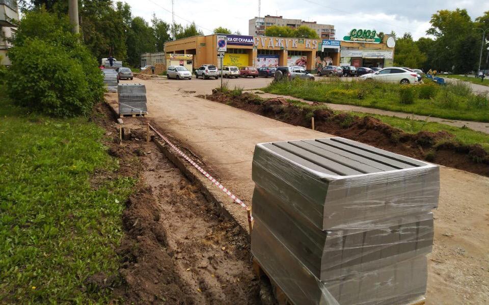 Фото: в Кирово-Чепецке начали делать дорогу в Боево, где ямы застилали коврами