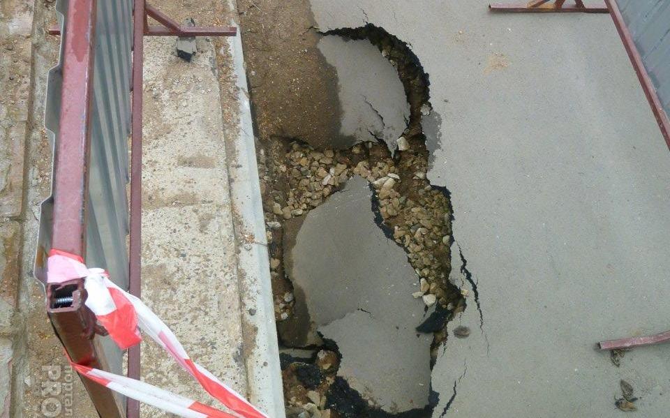 В Кирово-Чепецке на улице Островского перед зеброй образовался провал