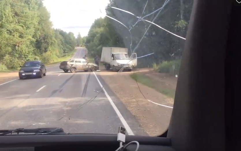 Видео: на трассе в Чепецком районе водитель ГАЗа не пропустил машину такси