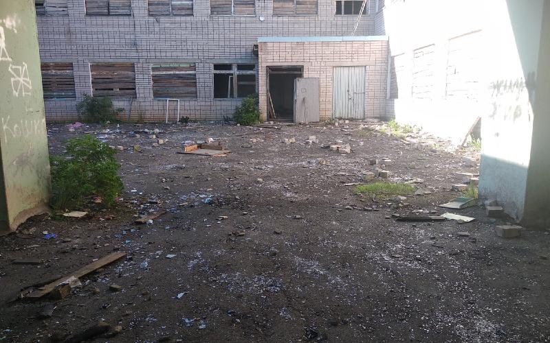 Из заброшенной школы в Чепецком районе вывезли опасные отходы