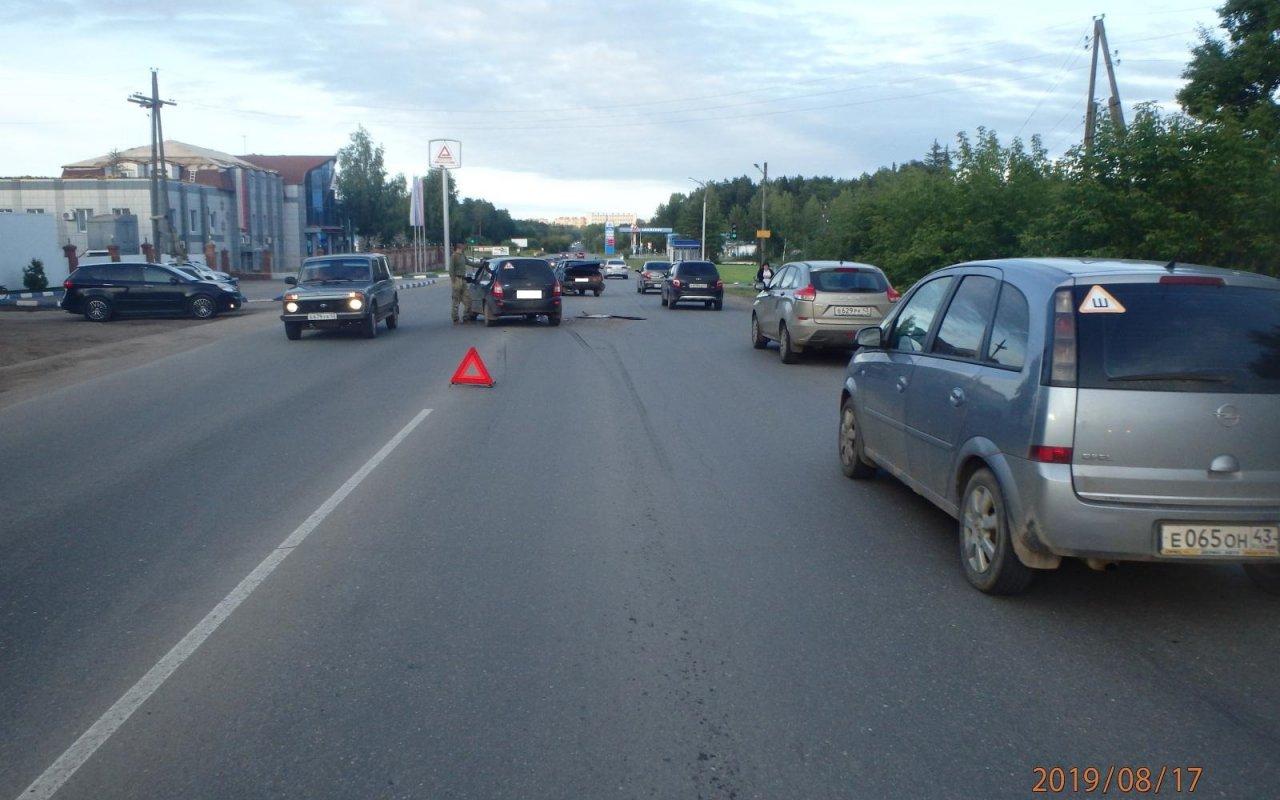В Чепецке в районе ПМК водитель "Калины" отвлекся и протаранил "девятку"