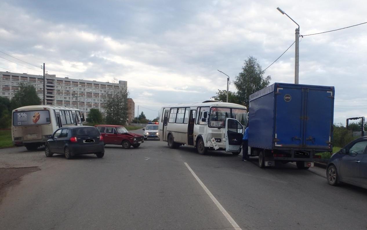 Видео: из-за массового ДТП на въезде в Чепецк образовалась километровая пробка