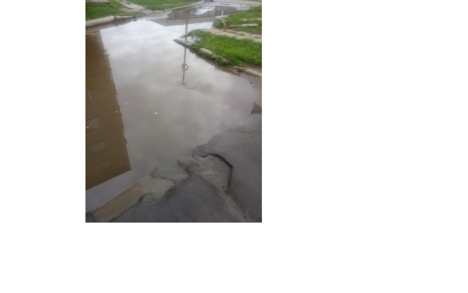 "Из дома ни выйти, ни зайти!": чепчане жалуются на лужу у администрации, которой больше 10 лет