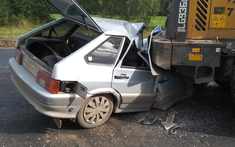 В Кировской области ВАЗ врезался в трактор, водитель погиб