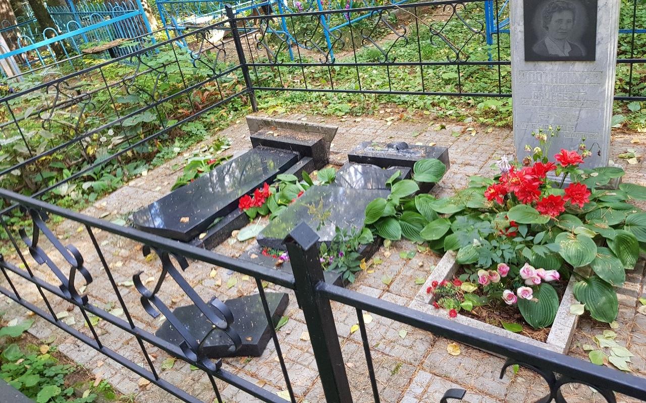 Неизвестные надругались над 15 могилами в Кирово-Чепецком районе