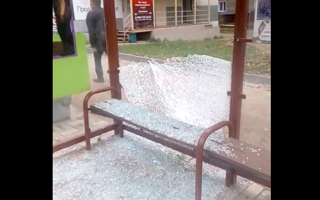 В Кирово-Чепецке во время Дня города разбили стеклянную остановку