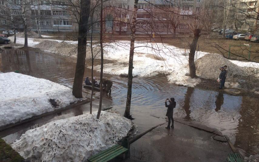 Известно, когда исчезнет огромная лужа на улице 60 лет Октября