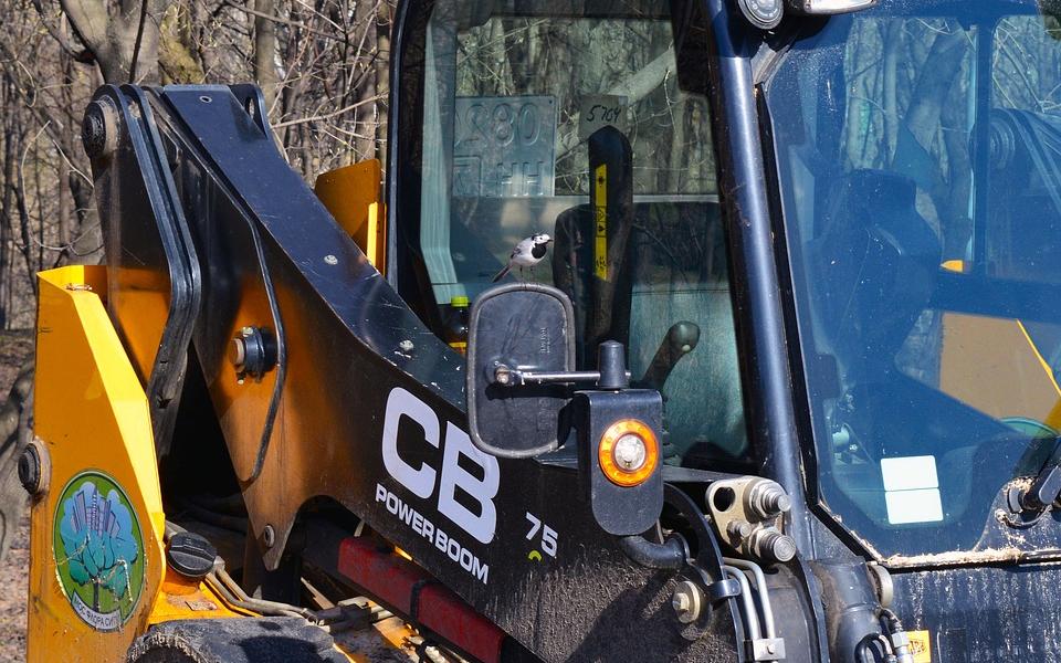 Чепчанин утопил погрузчик и экскаватор в грязи, когда пытался их угнать