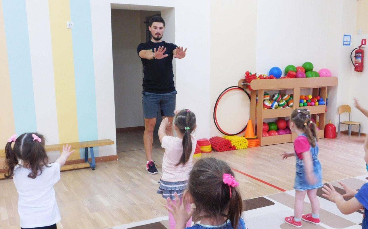 "В коллективе только двое мужчин": инструктор по физкультуре о работе в чепецком детском саду