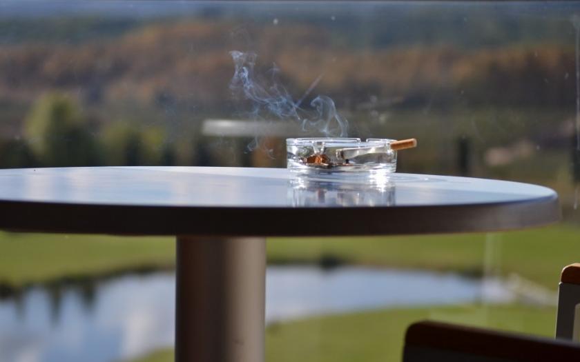 Житель страны получил первый штраф за курение на балконе