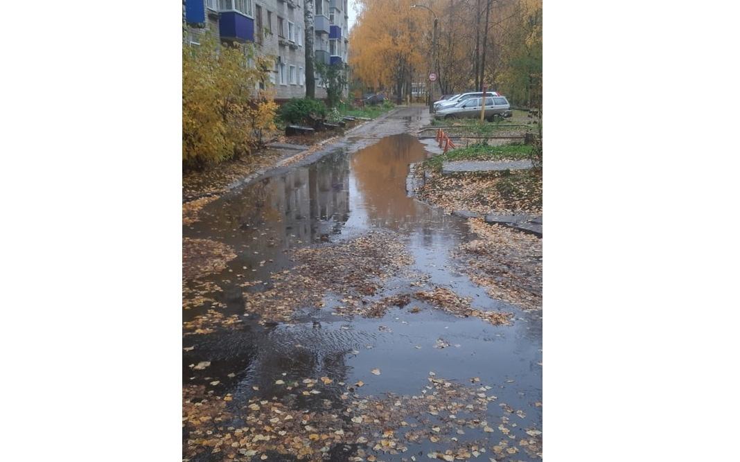 В Чепецке после ремонта дороги во дворе появилась огромная лужа