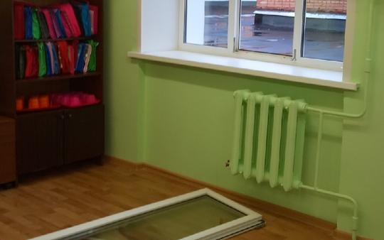 В чепецкой школе перед уроками ветром вырвало оконную раму