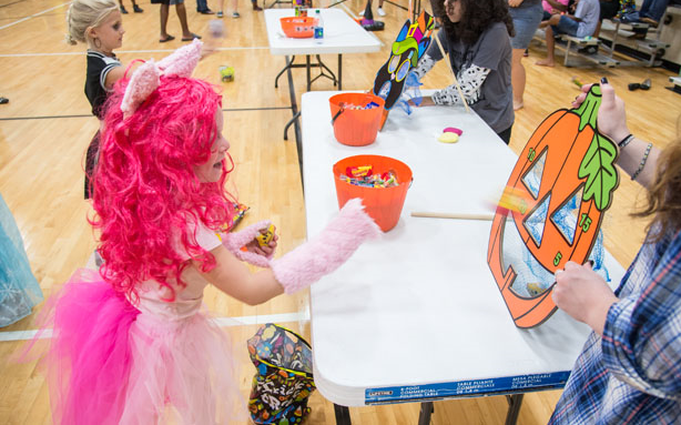 В России работает "горячая линия" для жалоб на проведение Хэллоуина в школах