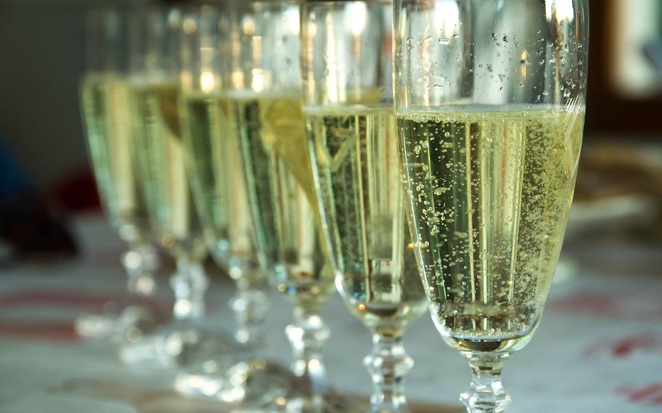 Специалисты прогнозируют снижение цен на шампанское перед Новым годом