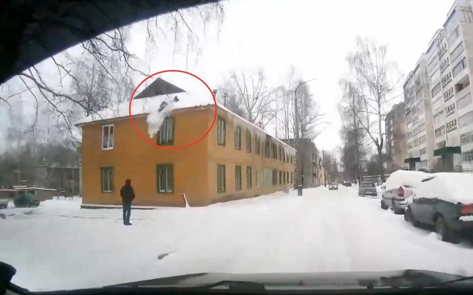 В Кирово-Чепецке рабочий упал с крыши, когда чистил ее от снега