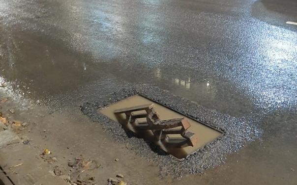 "Будьте осторожны": на улице Чепецка обрушилась ливневка