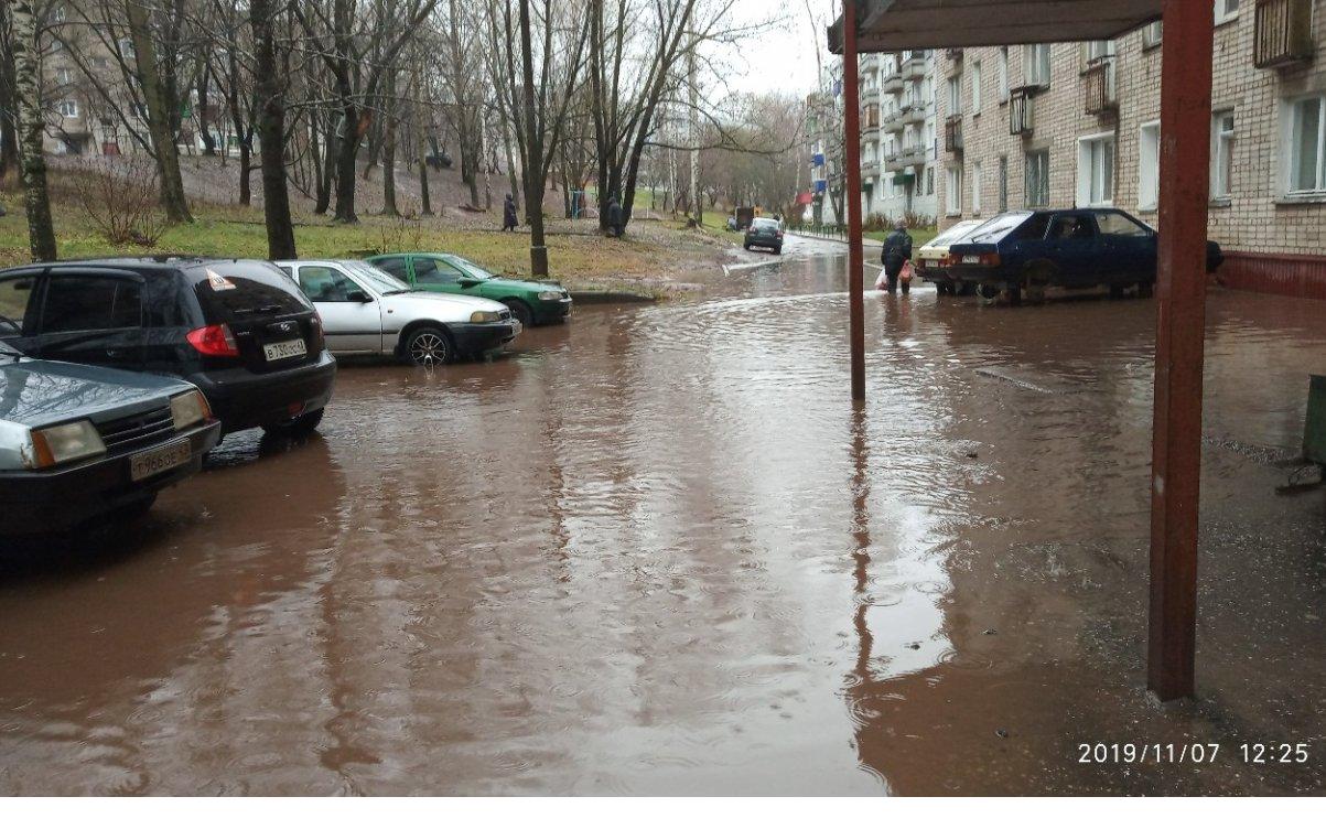 Воды по колено: в Кирово-Чепецке затопило двор