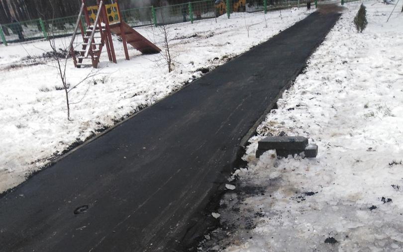 В Кирово-Чепецке асфальтировали тротуары несмотря на снег