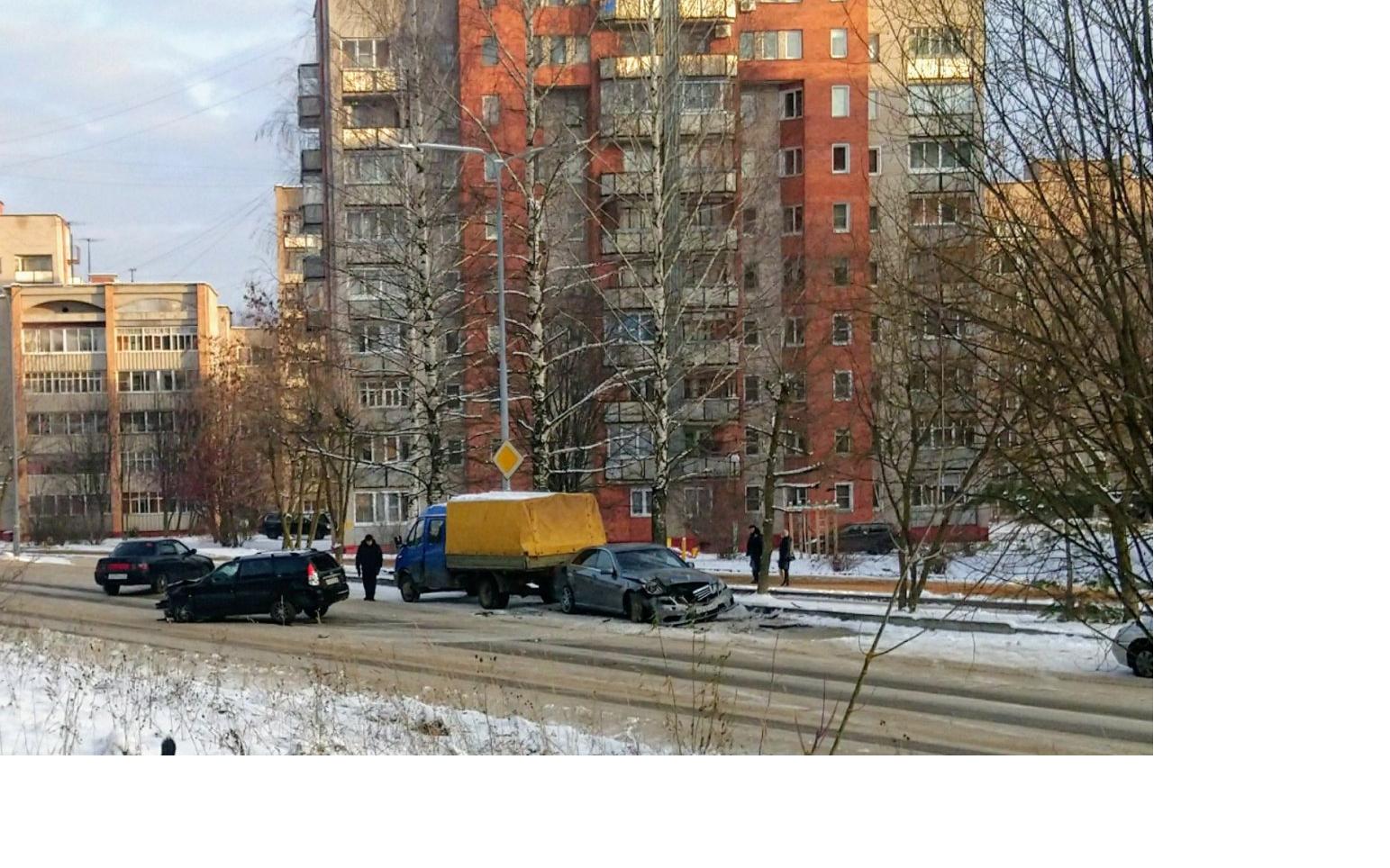 В Кирово-Чепецке "Лада" врезалась в припаркованный "Мерседес"