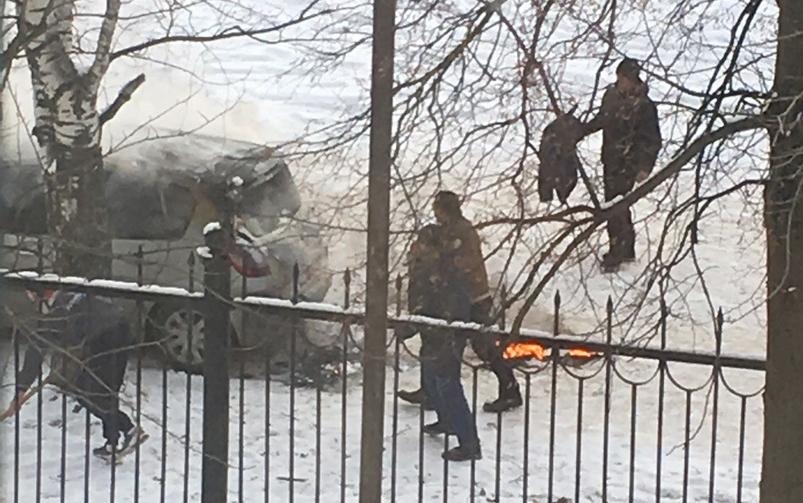 В Чепецке около школы на глазах очевидцев вспыхнула легковушка