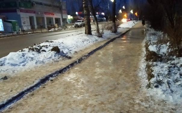 Фото дня: обледенелый тротуар в Чепецке ведет прямиком в больницу