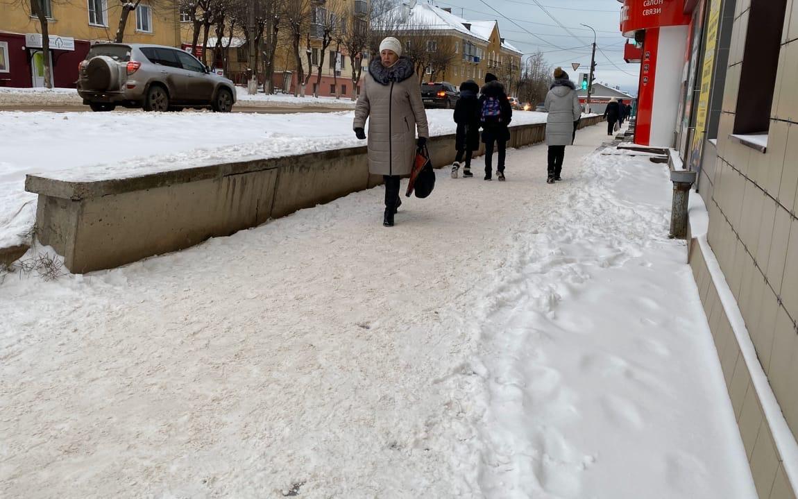 Фоторепортаж: снегопад в первый зимний день укрыл улицы Чепецка