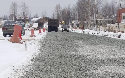 "Впереди застряла машина, за ней зарылся и я": чепчане жалуются на гравий на улице Братьев Васнецовых