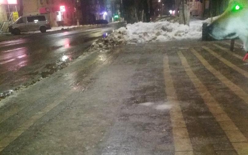 Ушибы и перелом лодыжки: из-за гололеда на улицах Чепецка травмируются люди