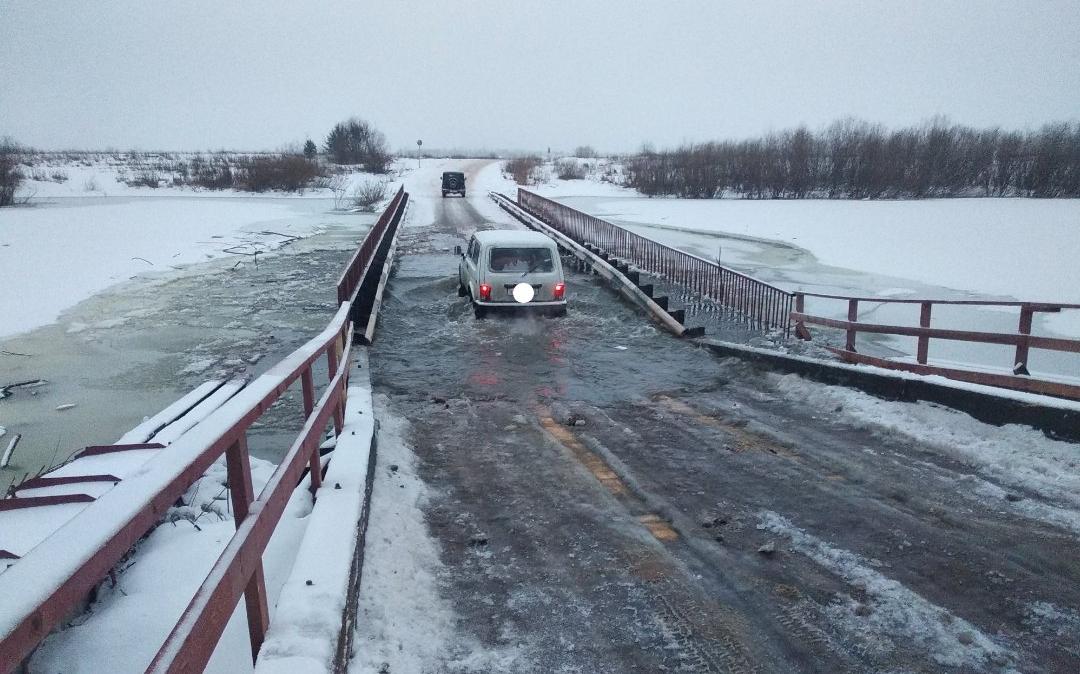 В Кирово-Чепецке понтонный мост через Чепцу вновь ушел под воду