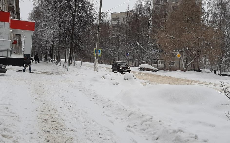В сильный снегопад на улицы Чепецка вышла только часть техники