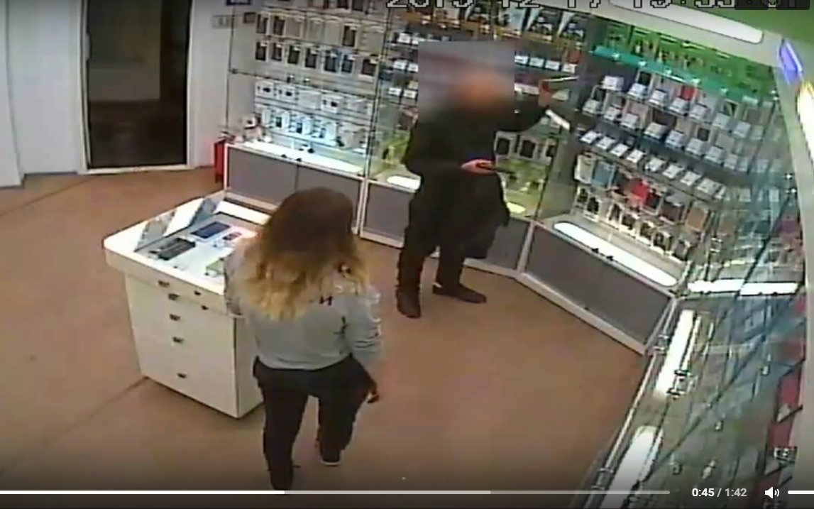 Появилось видео вооруженного нападения на магазин «Связной» в Чепецке