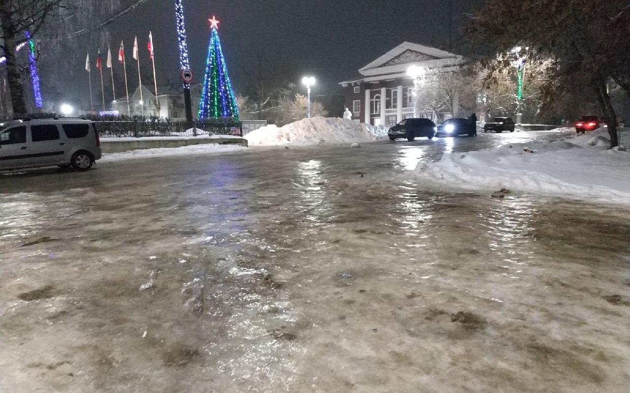 "Не тротуары, а сплошной каток": из-за ледяного дождя в Чепецке образовалась гололедица