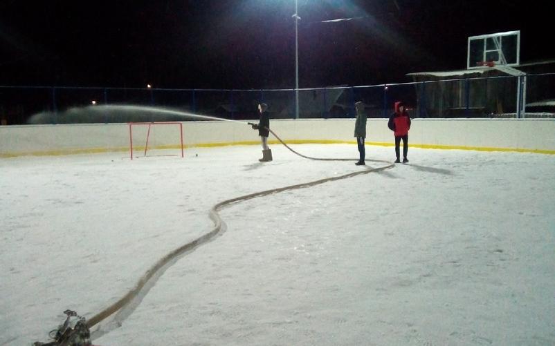 «Мы старались ради улыбок детей»: жители Просницы две недели заливали каток