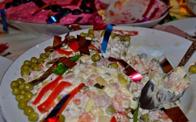 Специалисты рассказали, как сделать салат оливье не таким вредным для организма