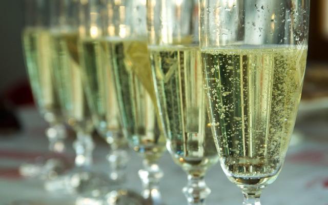 Известно, сколько бокалов шампанского выпивает чепчанин в новогоднюю ночь