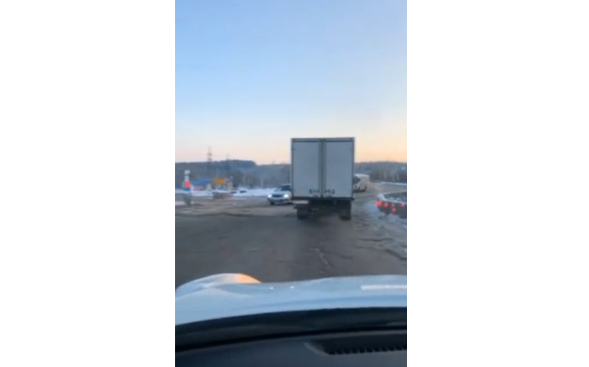 На одной из улиц Кирово-Чепецка в -10 градусов зимой делают круговое движение