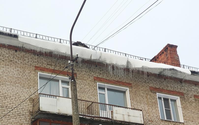 "Смотрите наверх":  жители Кирово-Чепецка жалуются на сосульки в центре города